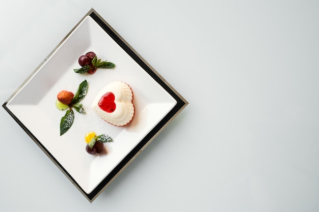 Voedselfotografie kunst. gastronomisch restaurantdessert op witte achtergrondconcept