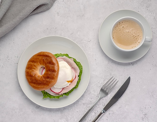 Voedselfotografie van bagel met gepocheerd ei