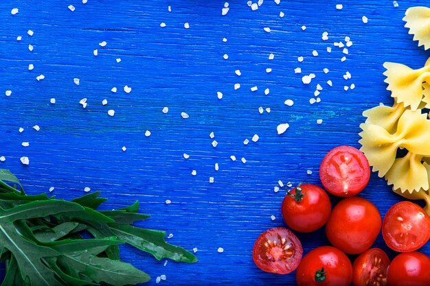 Voedselframe, pasta-ingrediënten, italiaans eten koken,