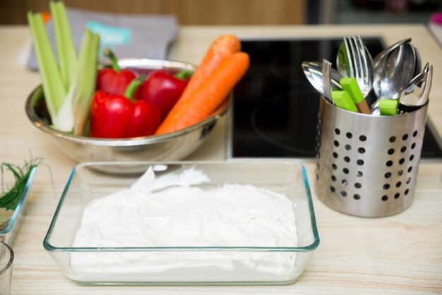 Foto voedselingrediënten voorbereiding van groentesalade in de keuken selectieve aandacht