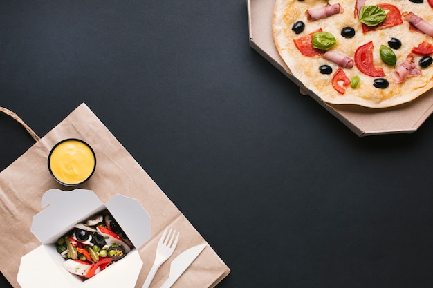 Foto voedselkader met pizza en salade