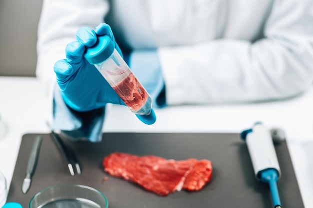 Foto voedselkwaliteitscontrole van rood vlees sensorische evaluatie van een rundvleesmonster in een proefbuis