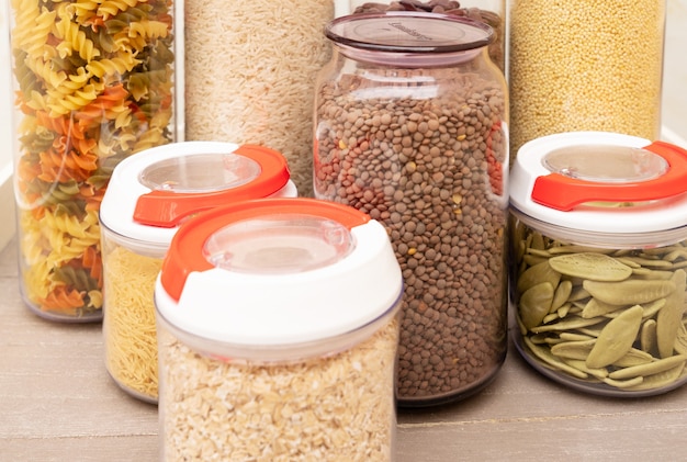 Voedselopslag - rauwe voedselingrediënten in transparante potten close-up