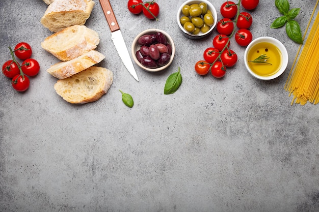 Voedselsamenstelling met gesneden ciabatta-olijven olijfolie