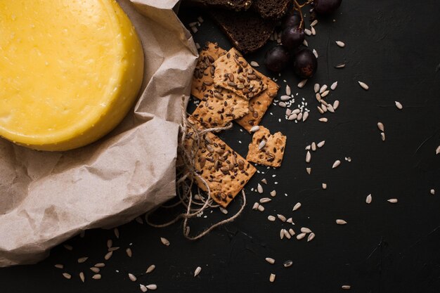 Voedselsamenstelling van gastronomische melkproducten close-up bovenaanzicht Kwaliteit soort kaas en brood vrije ruimte Luxe zuivel produceert concept