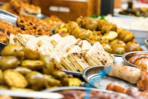 Voedselstraat feestelijk van traditionele Aziatische keuken op de markt