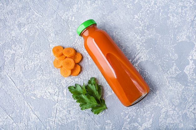 Voedzaam detox wortelsap in glazen fles. Alkalisch dieet concept. Biologische vegetarische drank