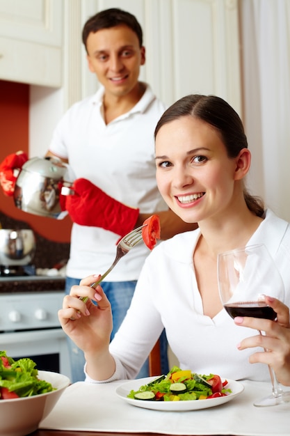 voedzaam diner brunette koken