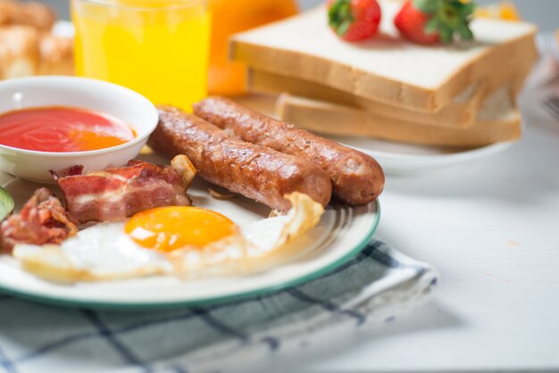 Voedzaam ontbijt, aardbei, brood, koffie sinaasappelsap, worst, ei