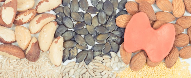 Voedzame ingrediënten en schildkliervorm Gezonde voeding met vitamines Problemen met de schildklier