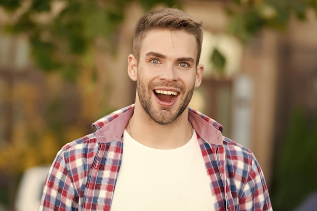 Voeg een lachmoment toe aan je leven Gelukkige kerel lacht buitenshuis Mondhygiëne Producten voor mondverzorging Tandherstel Tandheelkundige gezondheidszorg Tandheelkunde voor de levensstijl van vandaag Leider in moderne tandheelkundige zorg