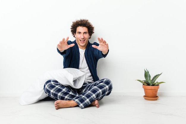 voelt zich zelfverzekerd door de camera een knuffel te geven.