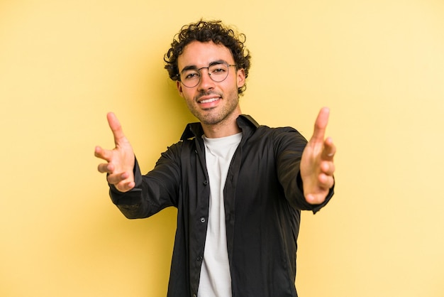 Voelt zich zelfverzekerd door een knuffel te geven aan de camera