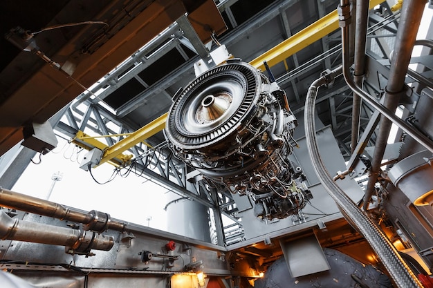 Voer een lift uit om een nieuwe turbinemotor voor te installeren