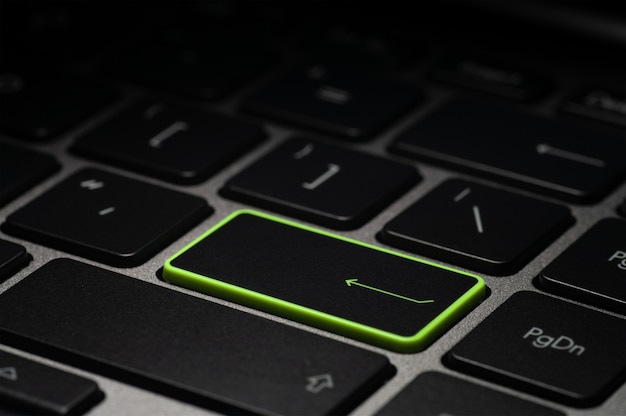 voer toets in op zwart laptop toetsenbord