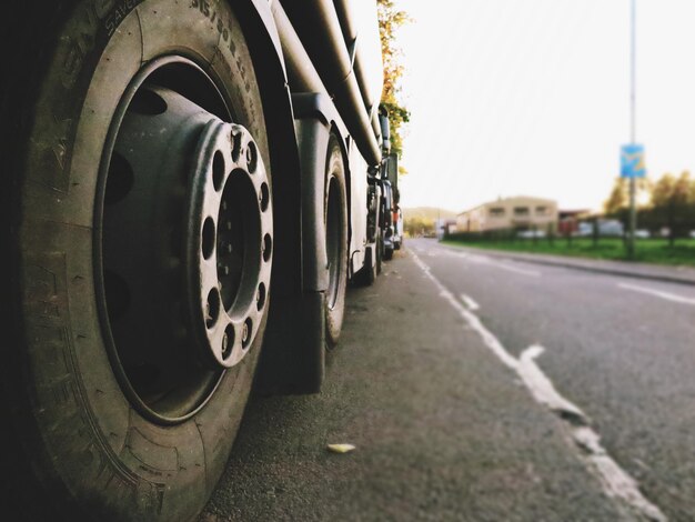 Voertuig op de weg tegen de lucht