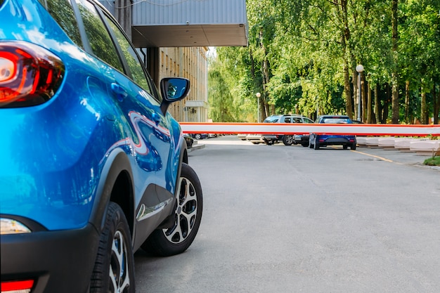 Voertuig veiligheidsbarrièrepoort op het autoparkeren