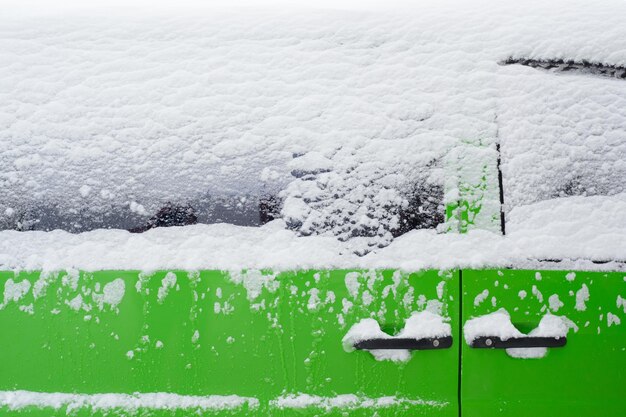 Voertuigen bedekt met sneeuw in de winterblizzard