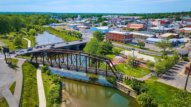 Foto voertuigen die de brug over de rivier oversteken met een metalen loopbrug en uitzicht op de luchtfoto van mount vernon ohio