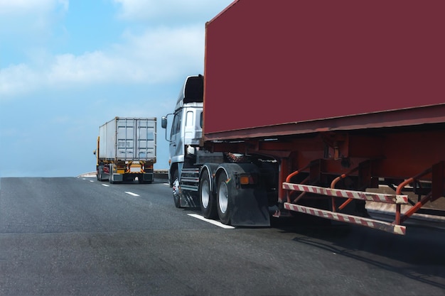 Foto voertuigen op de weg tegen de lucht in de stad