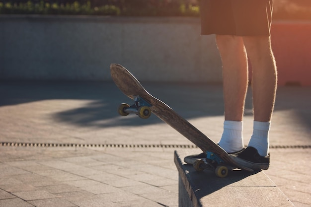 Voet die zich op skateboard bevindt.