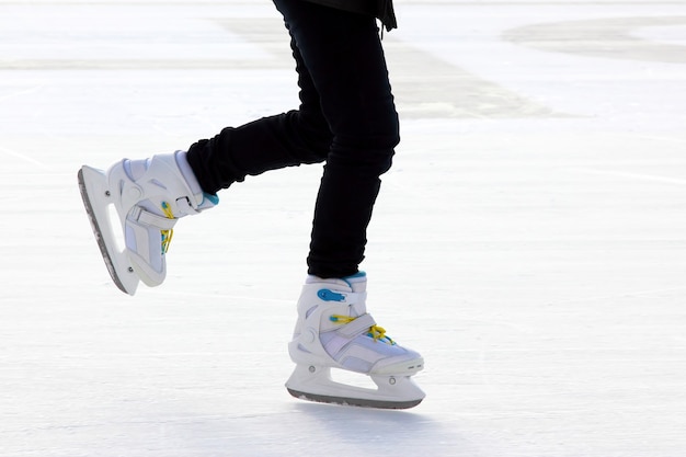 Voet schaatsen persoon op de ijsbaan