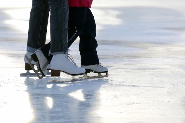 Voet schaatsend meisje met mijn moeder op de ijsbaan