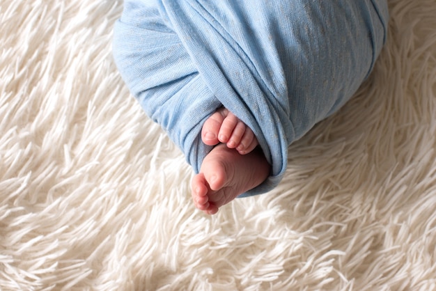 Voet van de pasgeboren baby, tederheid. kopie ruimte in winter concept
