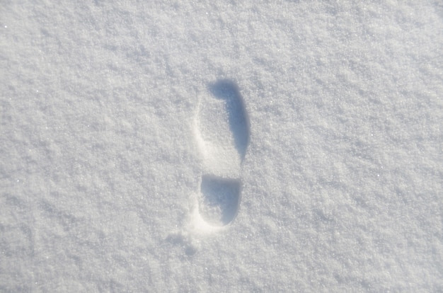 Voetafdruk op witte sneeuw