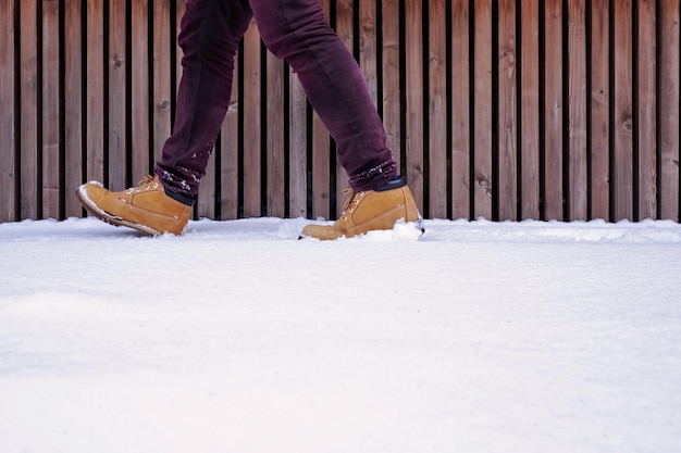 Voetafdruk van schoenen of laarzen in verse sneeuw