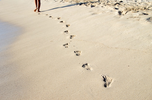 Voetafdrukken in strand