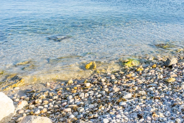 Voetafdrukken op het strand van het eiland Ibiza in Spanje, vakantie- en zomerscène