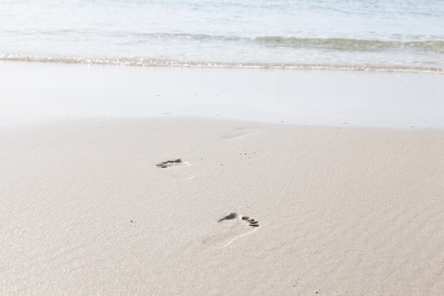 Voetafdrukken op het strand