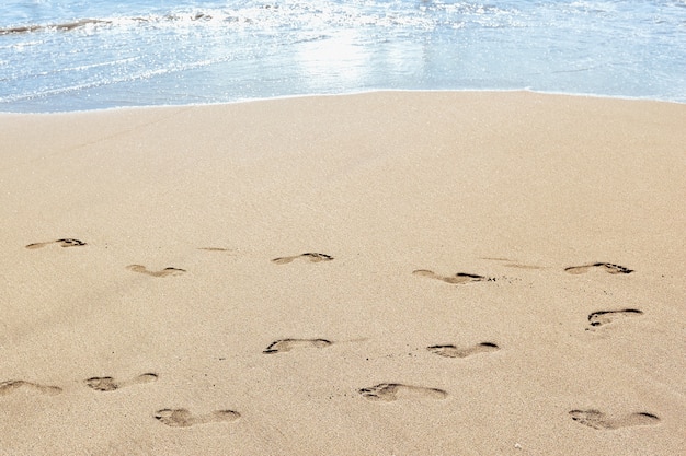 Voetafdrukken op het strandzand