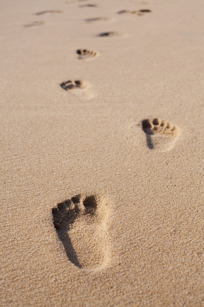 Voetafdrukken op het strandzand