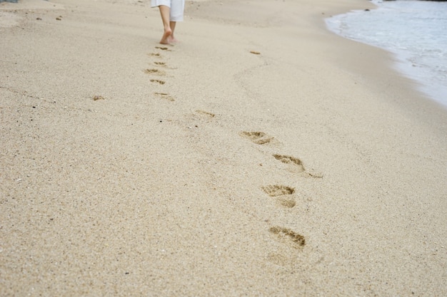 Voetafdrukken op het strandzand