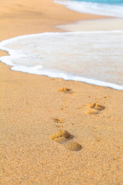 Foto voetafdrukken op het zand op het strand