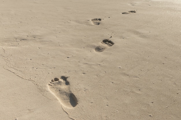 Voetafdrukken op het zand