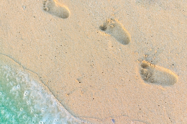 Voetafdrukken van baby op het zand