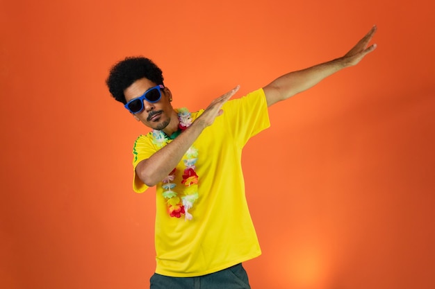 Voetbal Braziliaanse fan vieren geïsoleerd op oranje achtergrond