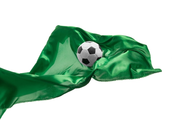 Voetbal en gladde elegante transparante groene doek geïsoleerd of gescheiden op witte studio