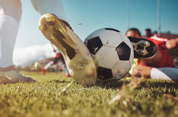 Voetbal en man slide tackle tijdens wedstrijdtraining of competitie buiten Voetbalsporten en voetballers op grasveld voor training fitness of oefenspel op voetbalveld