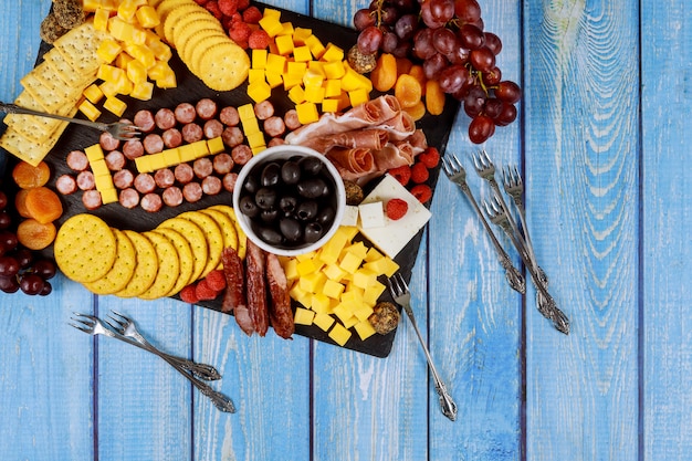 Voetbal gemaakt van kaas en worst voor charcuterie board