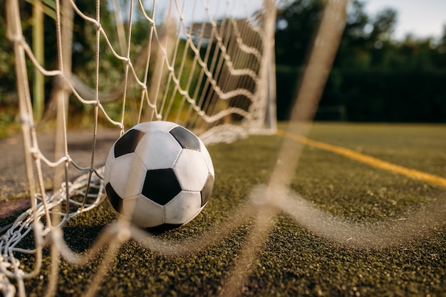 Foto voetbal in het net van de poort