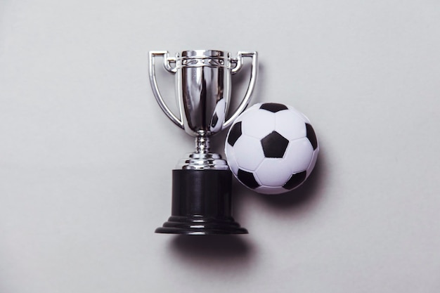 Voetbal met een zilveren winnende trofee