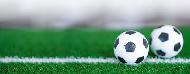 Voetbal op groen gazon of veld, de meest populaire sport ter wereld.