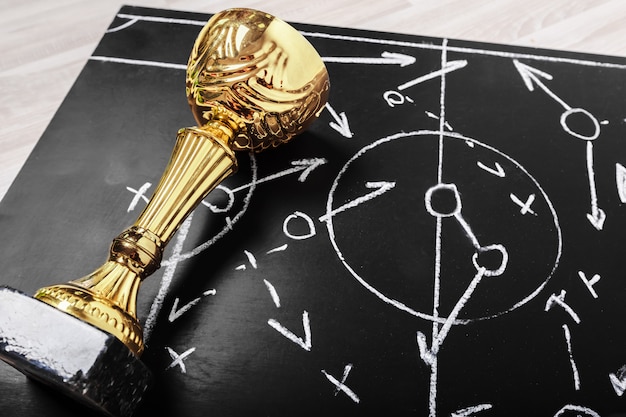 Voetbal plan schoolbord met formatie tactiek en trofee