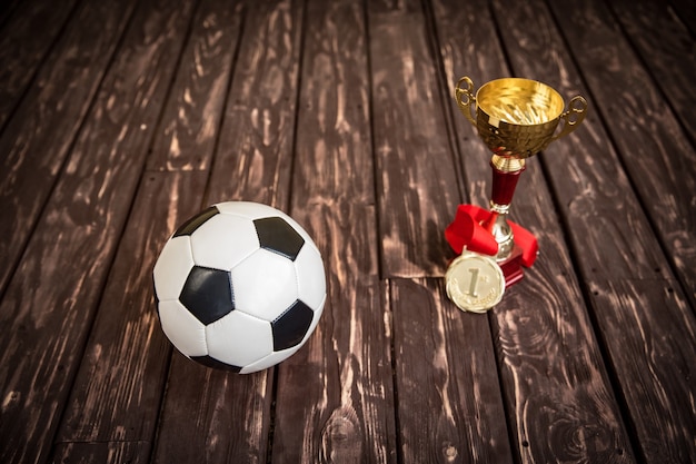 Voetbal spelconcept. Bal, trofee en medaille