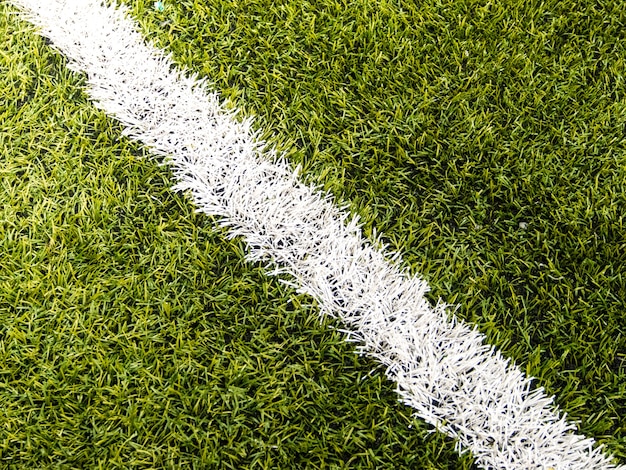 Foto voetbal witte lijn op het veld.