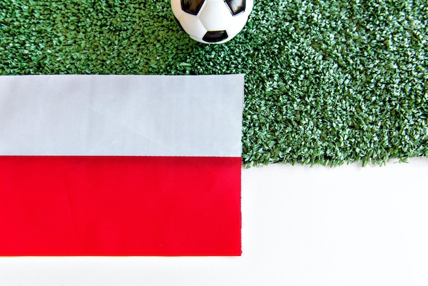 Voetbalbal en Poolse vlag op witte achtergrond